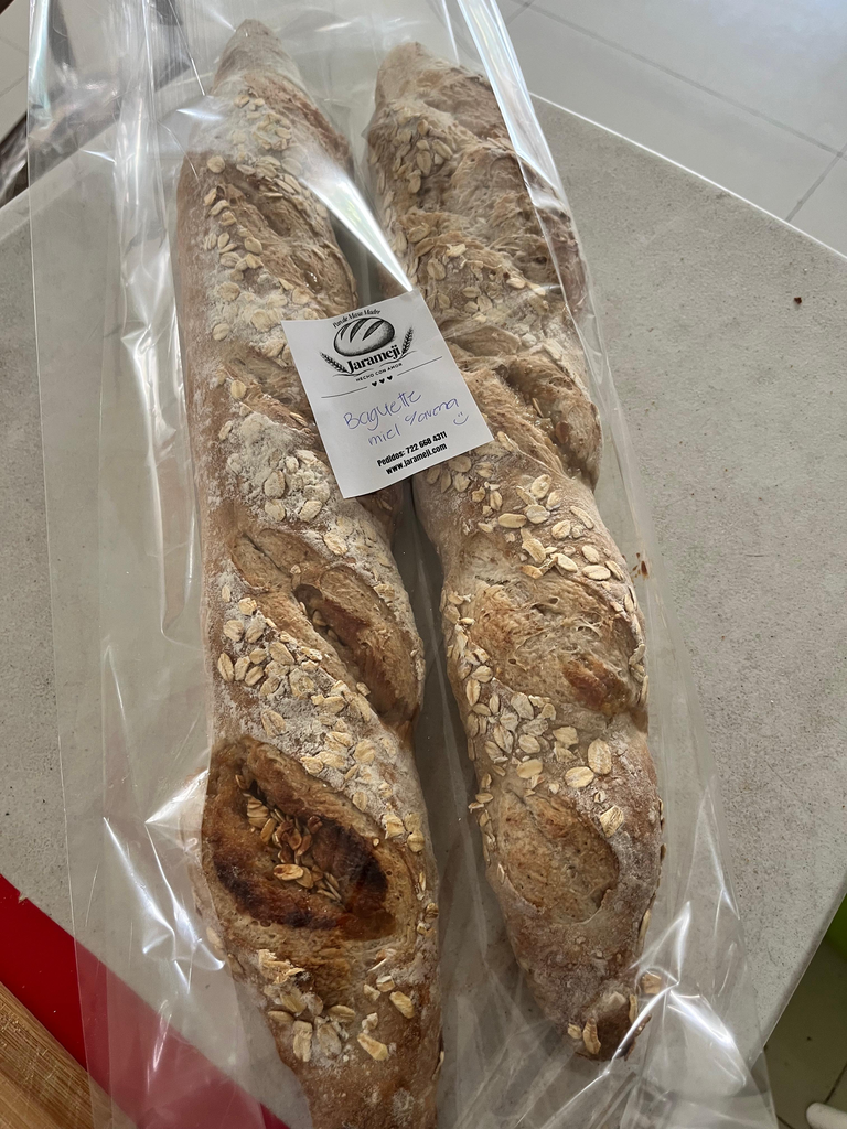 Baguette con miel y avena